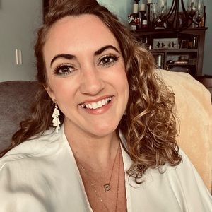 Meet your Posher, Caitlin